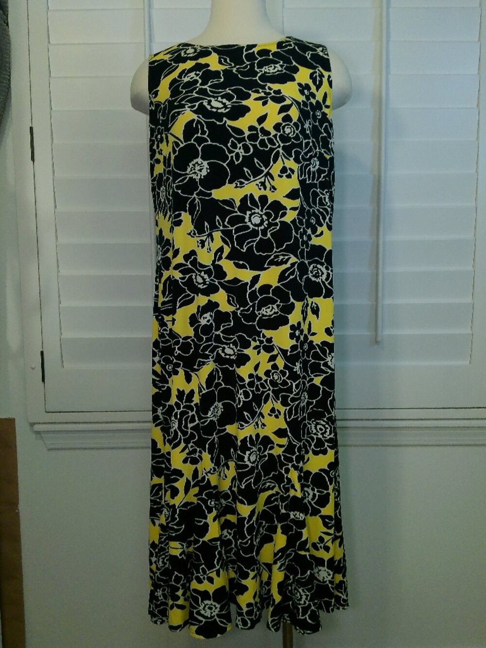 Dress Floral Flare Hem Dress Crew Neck Sleeveless JULIAN TAYLOR Size 16
